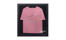 กรอบรูปโชว์เสื้อประมูลของนักร้องดังพร้อมลายเซ็น